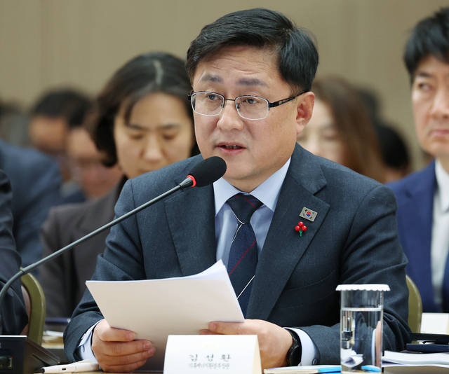 ▲ 김성환 기후에너지환경부 장관이 17일 세종시 정부세종컨벤션센터에서 기후에너지환경부 업무보고를 하고 있다. (대통령실통신사진기자단) 2025.12.17. ⓒ뉴시스