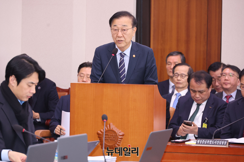 ▲ 김윤덕 국토교통부 장관이 9일 오전 국회에서 열린 국토교통위원회 전체회의에서 법안 의결 뒤 인사말을 하고 있다. ⓒ이종현 기자