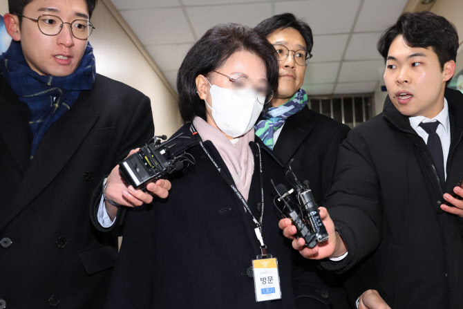 ▲ 정원주 전 통일교 총재 비서실장이 18일 서울 서대문구 경찰청에서 통일교의 정치권 금품 의혹 관련 조사를 받기 위해 출석하고 있다. ⓒ연합뉴스