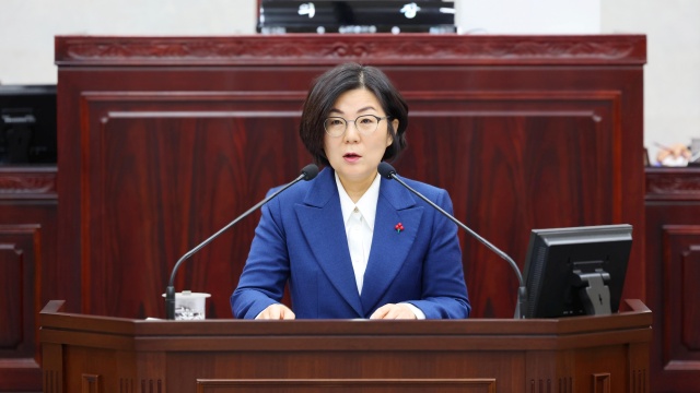▲ 제235회 안성시의회 제2차 정례회 3차 본회의에서 예산안 보류에 대해 입장을 밝히는 김보라 시장ⓒ안성시 제공
