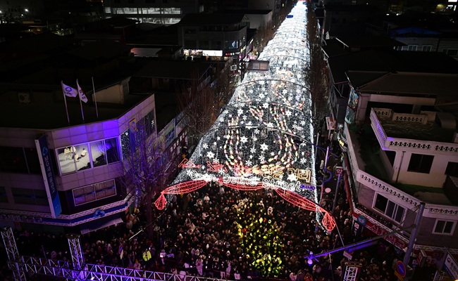 ▲ 지난해 12월 열린 화천산천어축제 선등거리 점등식 장면. ⓒ화천군