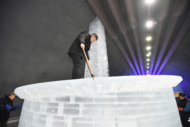 ▲ 하얼빈 주재 빙설문화발전 유한공사 기술진들이 조각하는 장면. ⓒ화천군