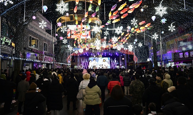 ▲ 지난해 12월 열린 화천산천어축제 선등거리 점등식 장면. ⓒ화천군
