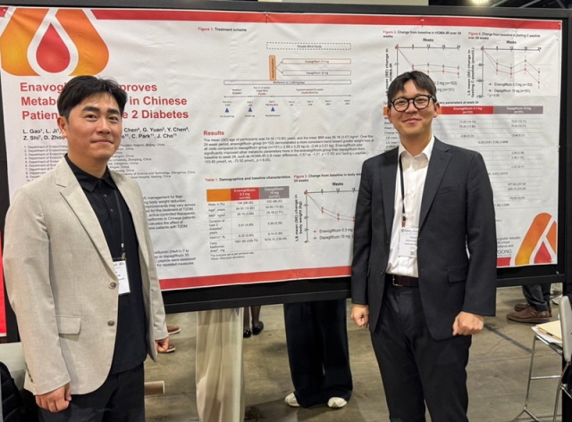 ▲ 나재진 임상의학센터장(좌), 박찬호 임상연구원 등 대웅제약 임상연구진이 '2025 미국비만학회'에서 엔블로 중국 3상 임상 연구결과를 발표했다. ⓒ대웅제약