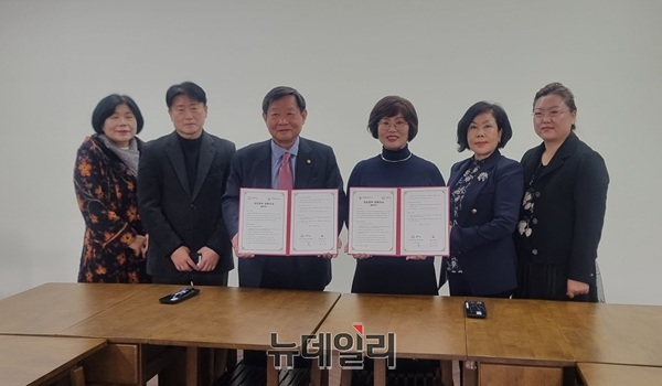 ▲ ㈔국제다문화미래전략진흥원(다원)과 대전웰다잉연구소가 18일 다문화가정과 지역주민의 삶의 질 향상을 위한 업무협약(MOU)을 체결하고 기념촬영을 하고 있다.ⓒ김경태 기자