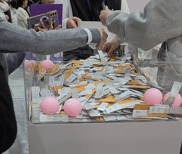 ▲ 관람객이 부스에서 이벤트에 참여하고 있다. ⓒ남수지 기자