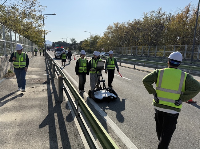 ▲ 강릉시가 지역 도로 안전 확보를 위해 강원도립대학교와 함께 도심 주요 도로를 대상으로 지표투과레이더 공동탐사를 실시했다. ⓒ강릉시
