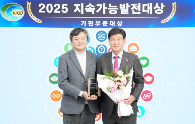 ▲ 방세환 광주시장이 제1회 2025 지속가능발전대상을 수상한 뒤 기념촬영을 하고 있다. ⓒ광주시 제공