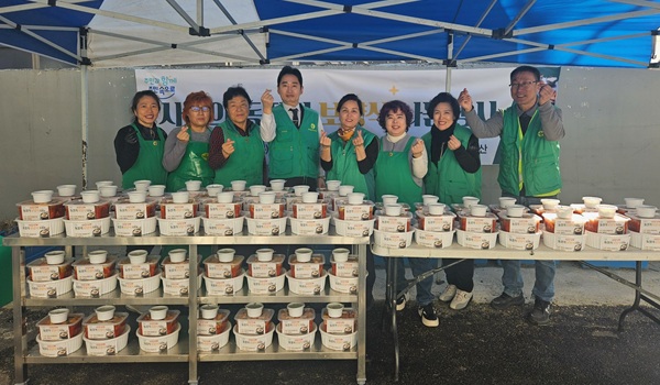 ▲ 대전 문창동 새마을부녀회가 사골곰탕과 나박김치를 직접 만들어 저소득 소외계층 50세대에 전달하며 안부를 살폈다.ⓒ중구