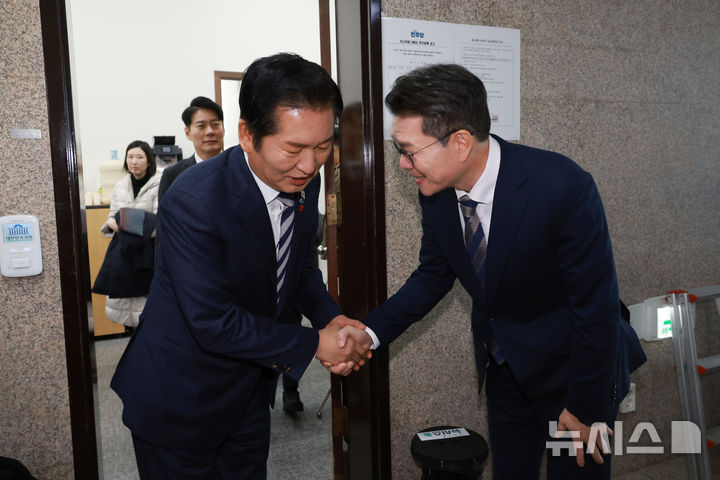 ▲ 정청래 더불어민주당 대표와 정원오 성동구청장이 18일 서울 여의도 국회에서 면담 후 악수하고 있다. ⓒ뉴시스