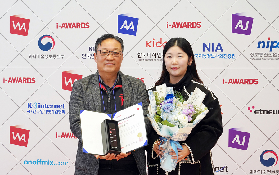 ▲ 한창석 HS효성첨단소재 홍보담당 상무(왼쪽)와 정한나 브랜드팀 프로(오른쪽)가 기념 촬영을 하고 있다. ⓒHS효성