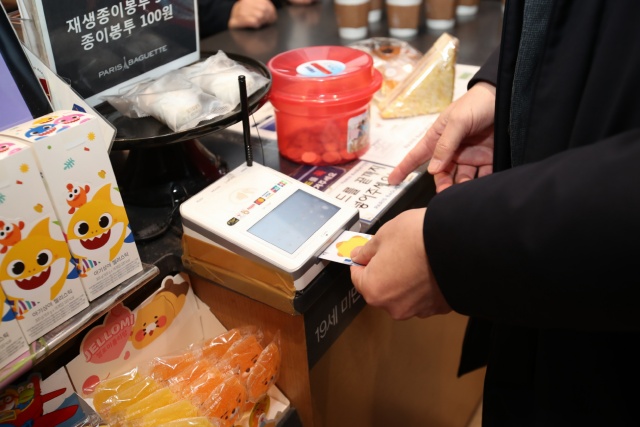 ▲ 지역 상점에서 시민이 희망화성지역화폐를 사용해 결제하고 있는 모습(자료사진)ⓒ화성시 제공