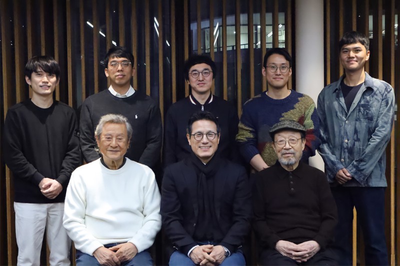 ▲ '연극내일 프로젝트' 운영진 단체사진(상단 왼쪽부터 김남언·강훈·오세혁·이민구·김정 작가 및 연출, 하단 왼쪽부터 박근형 배우·정병국 위원장·신구 배우).ⓒ한국문화예술위원회