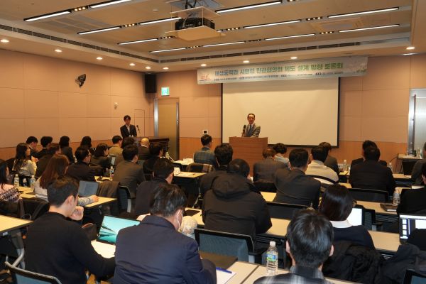 ▲ 18일 노동진 수협중앙회장(가운데)이 서울 전경련회관에서 열린 '해상풍력법 시행령 민관협의회 제도설계 방향 토론회'에서 축사를 통해 해상풍력 사업 추진 과정에서 어업인의 권익 보호와 실질적인 참여 보장을 촉구하고 있다.ⓒ수협중앙회