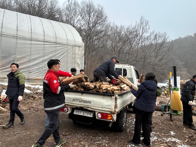 ▲ 횡성군이 겨울철 난방에 어려움을 겪는 취약계층을 돕기 위해 '사랑의 땔감 나누기' 행사를 개최하고, 지역 주민들에게 따뜻한 온기를 전달했다. ⓒ횡성군
