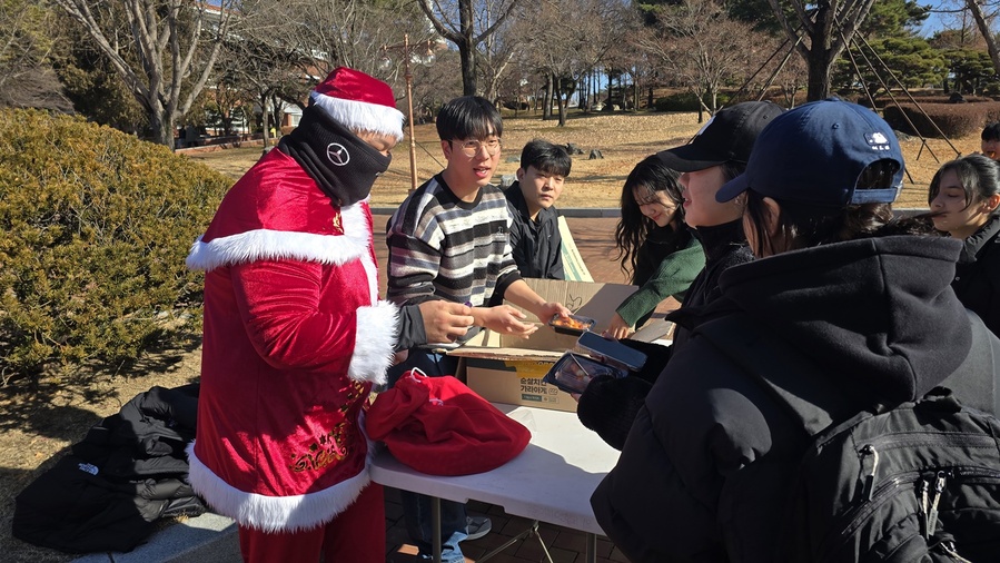 ▲ 계명대 학생회가 산타복장을 하고 기말시험을 응원하는 간식 나눔 행사를 진행했다.ⓒ계명대
