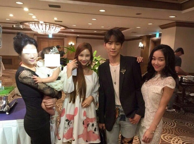 ▲ 2015년 9월 22일 R호텔에서 열린 '주사 이모' 이OO 씨 딸의 돌잔치에 참석한 연예인들. 좌측부터 이OO 씨, 뮤직비디오 감독 이사강, 샤이니의 키, 팝아티스트 낸시랭. ⓒ가로세로연구소