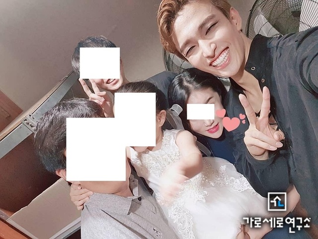 ▲ '주사 이모' 이OO 씨의 가족과 기념 사진을 찍고 있는 세븐틴의 도겸. ⓒ가로세로연구소