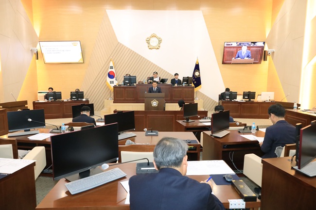 ▲ 삼척시의회가 18일 제268회 삼척시의회(제2차 정례회) 제3차 본회의를 개의해 2025년도 본예산안 및 기금운용계획안을 의결하고 22일간의 정례회 일정을 마무리했다. ⓒ삼척시의회