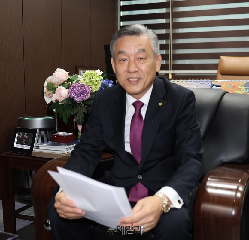 ▲ 내년 1월 7일 치러지는 신협중앙회장 선거에 출마한 충북 남청주신협 송재용 이사장이 출마 이유에 대해 설명하고 있다. ⓒ김정원 기자