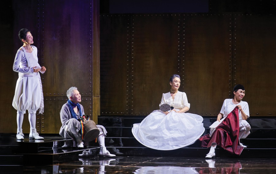 ▲ 2022년 국립극장 해오름극장에서 공연된 연극 '햄릿'에서 앙상블로 출연한 故 윤석화 배우.ⓒ신시컴퍼니