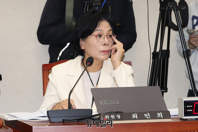 ▲ 최민희 국회 과학기술정보방송통신위원회 위원장이 29일 국회에서 과학기술정보통신부 등에 대한 국정감사에서 야당 의원들 발언을 듣고 있다. 2025.10.29. ⓒ이종현 기자