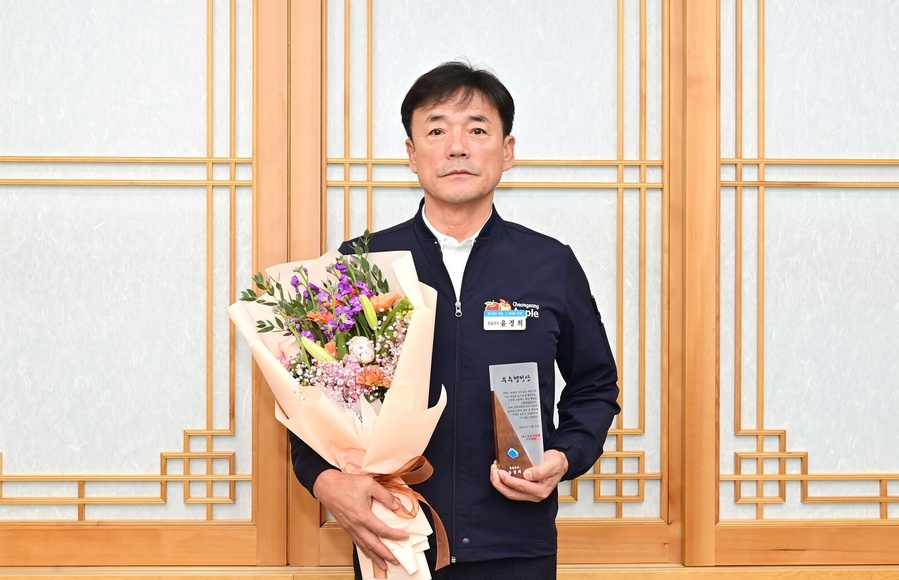 ▲ 윤경희 청송군수가 18일 대구에서 열린 대구경북인터넷기자협회 2025년도 정기총회에서 우수행정상을 수상했다.ⓒ대구경북인터넷기자협회