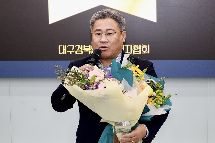 ▲ 경상북도의회 최병근 의원(김천, 국민의힘)이 18일 대구경북인터넷기자협회가 선정한 '2025 광역우수의원상' 수상자로 선정됐다.ⓒ대구경북인터넷기자협회