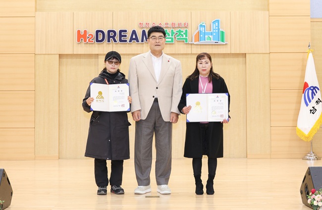 ▲ 시상식에서는 2025년 자활근로사업 우수 참여자로 선정된 신명윤 씨(하늘길사업단)와 염은자 씨(CU새싹가게)가 삼척시장상을 수상했다. ⓒ삼척시