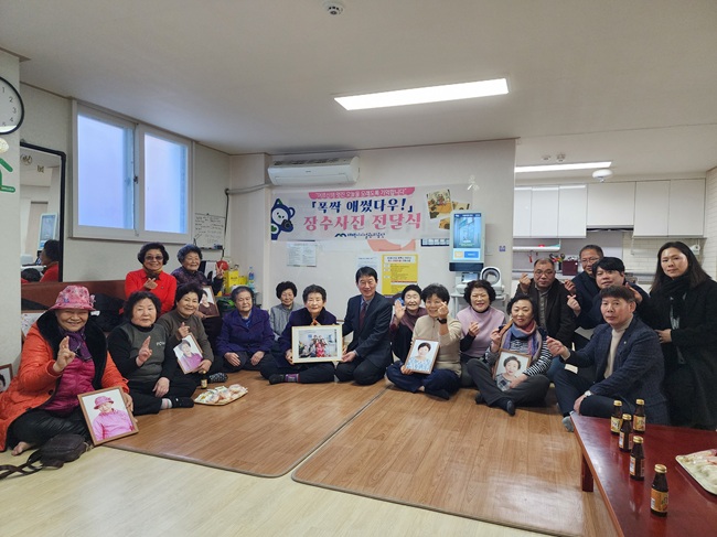 ▲ 태백시시설관리공단이 지난 18일 목련영구임대아파트 경로당에서 어르신들의 건강과 장수를 기원하는 '폭싹 애썼다우! 장수사진 전달 행사'를 개최했다. ⓒ태백시시설관리공단