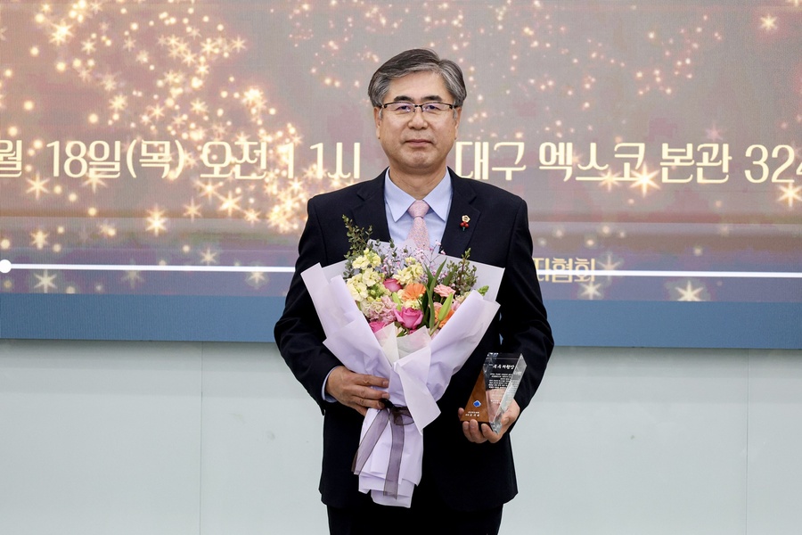 ▲ 도기욱 의원은 수상 소감에서 “지역 경제와 주민 생활 개선을 위해 현장에서 직접 문제를 확인하고, 현실적인 대안을 마련하는 것이 가장 중요한 의정책무라고 생각한다”며 “앞으로도 주민들의 기대에 부응할 수 있도록 성실하게 의정활동을 이어가겠다”고 말했다.ⓒ대구경북인터넷기자협회