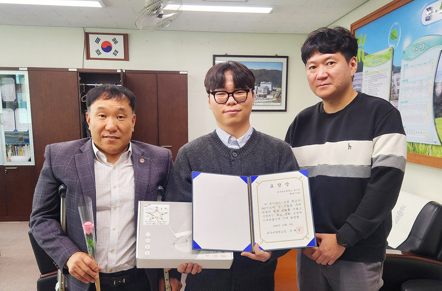 ▲ 학생대표(중간)가 표창을 받고 기념촬영을 하고 있다.ⓒ 대구한의대