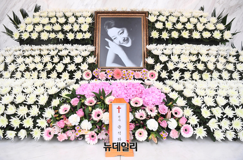 [포토] 연극계 거목 윤석화 빈소, 신촌장례식장에 마련