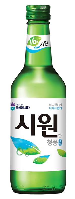 ▲ 10년 만에 전면 리뉴얼을 거쳐 출시되는 충북소주 ‘NEW 시원’ 제품.ⓒ충북소주