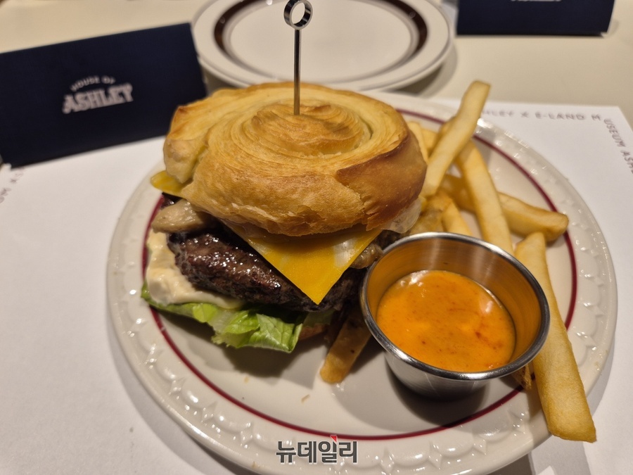 ▲ 하우스 오브 애슐리가 오셰득 셰프와 함께 협업해 선보인 한우 비프웰링턴 버거ⓒ조현우 기자