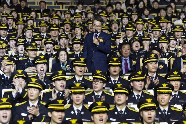 ▲ 김동연 경기도지사와 신규 임용 소방공무원들이 19일 경기아트센터에서 열린 신임 소방공무원 임용식에서 기념촬영을 하고 있다. ⓒ경기도 제공