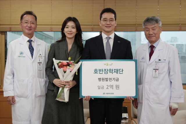 ▲ 김대헌 호반그룹 기획총괄사장(왼쪽 세번째)과 김민형 커뮤니케이션실 상무(두번째), 박승일 서울아산병원 병원장(네번째)이 기념촬영을 하고 있다. ⓒ호반그룹