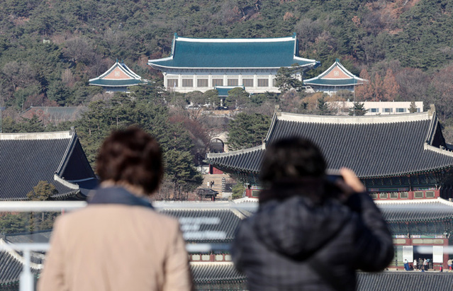 ▲ 대통령실이 용산 대통령 집무실을 청와대로 이전하는 작업을 본격적으로 시작한 지난 8일 서울 종로구 대한민국역사박물관에서 청와대가 보이고 있다. 2022년 5월 윤석열 정부 출범과 함께 시작된 '용산 시대'가 3년 7개월 만에 막을 내리는 것으로 성탄절쯤 업무 시설 이전을 마무리할 계획이다. ⓒ뉴시스