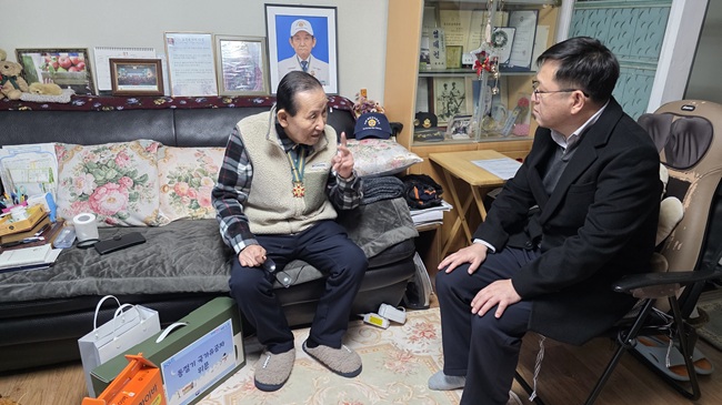 ▲ 강원서부보훈지청이 19일 겨울철 한파에 대비해 원주시 단계동에 거주하는 고령·독거 세대인 6·25참전 국가유공자댁을 방문해 건강상태와 주거실태 등을 살피고, 10kg쌀 등의 자체위문품을 전달했다. ⓒ강원서부보훈지청