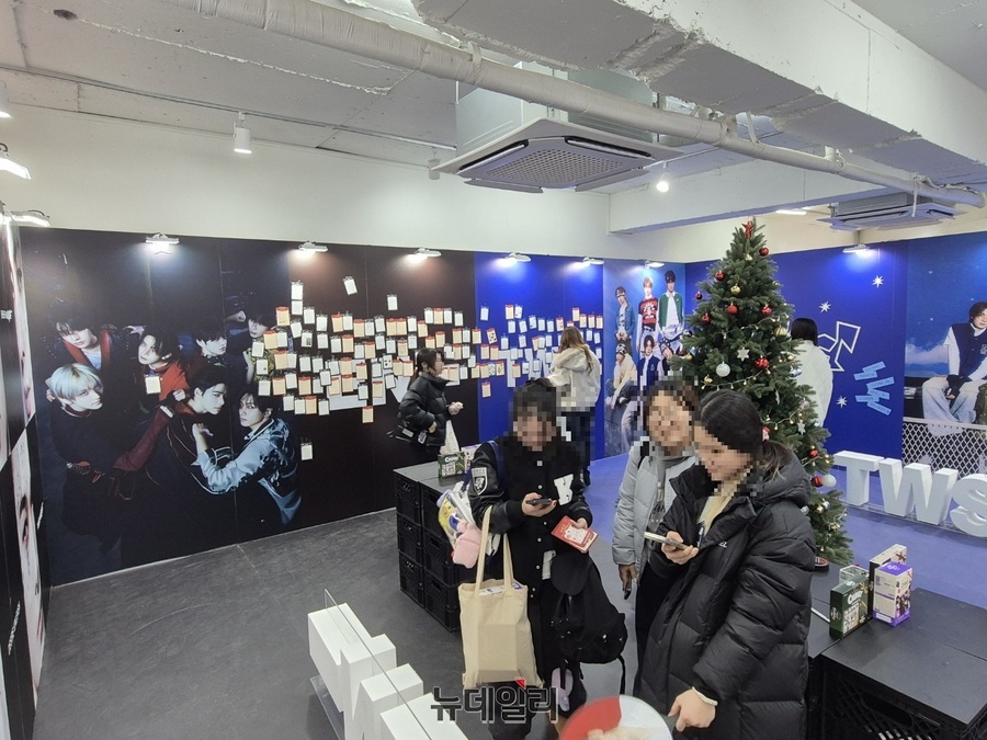 ▲ 1층은 엔하이픈과 투어스 아티스트 포토존과 메시지존으로 꾸며졌다.ⓒ조현우 기자