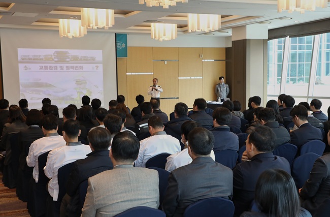 ▲ 강원지방경찰청 교통과 고속도로순찰대 대장 심기원 경정이 강사로 나서 음주운전 법적 처벌 기준, 실제 단속·사고 사례, 음주사고 발생 시 대처 방법 등 임직원 대상 음주운전 예방교육을 실시했다. ⓒ강원랜드