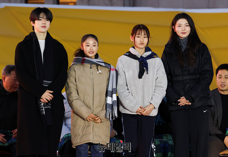 [포토] 유망주에 소장품 전하는 차준환-심석희 선수