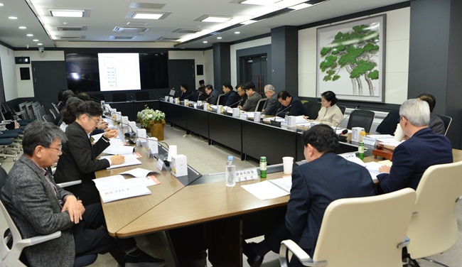 ▲ 횡성군지역사회보장협의체가 19일 군청 2층 소회의실에서 위원과 관계 공무원 등 30여 명이 참석한 가운데 '2025년 4분기 대표협의체 정기회의'를 개최했다. ⓒ횡성군