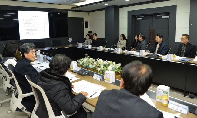 ▲ 횡성군지역사회보장협의체가 19일 군청 2층 소회의실에서 위원과 관계 공무원 등 30여 명이 참석한 가운데 '2025년 4분기 대표협의체 정기회의'를 개최했다. ⓒ횡성군