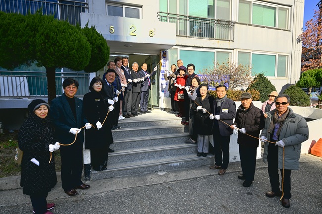 ▲ 속초시 럭키설악1차아파트 경로당이 이전과 정비를 마치고 19일 이전 개소식을 열었다. ⓒ속초시