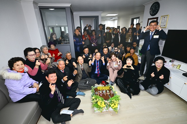 ▲ 속초시 럭키설악1차아파트 경로당이 이전과 정비를 마치고 19일 이전 개소식을 열었다. ⓒ속초시