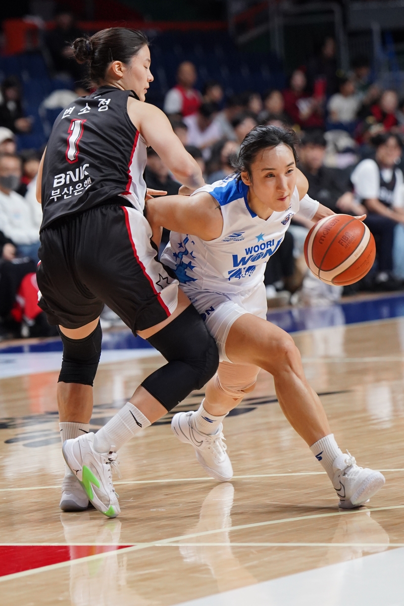 ▲ 김단비가 24득점 활약한 우리은행이 BNK를 꺾고 파죽의 4연승을 달렸다.ⓒWKBL 제공