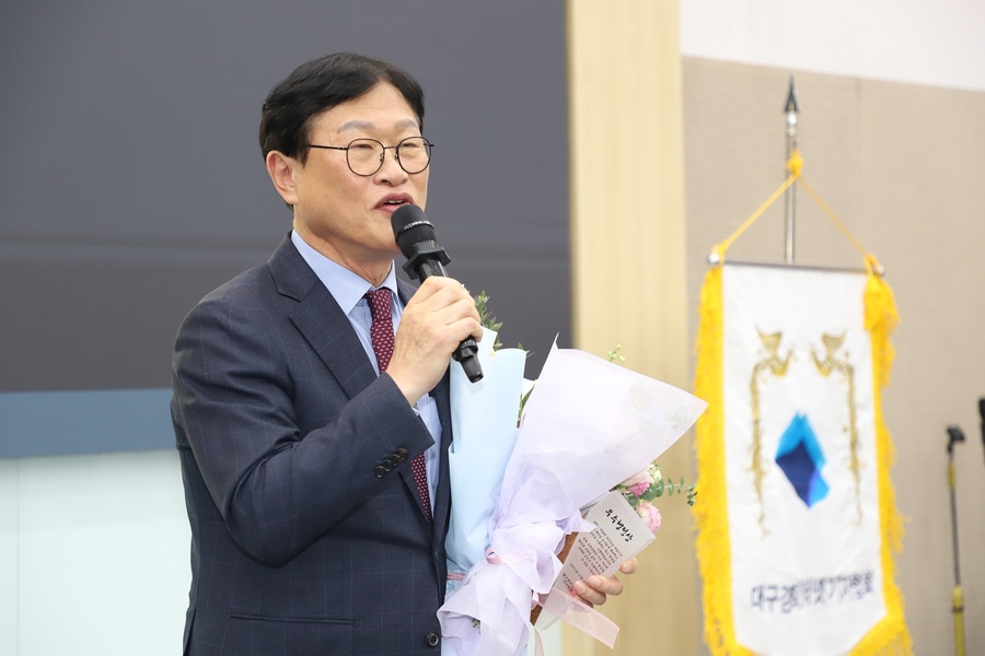 ▲ 김대권 대구 수성구청장이 18일 대구 엑스코에서 열린 대구경북인터넷기자협회 정기총회에서 ‘우수행정상’을 수상하고 소감을 밝히고 있다.ⓒ대구경북인터넷기자협회