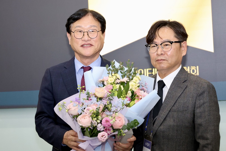 ▲ 김대권 수성구청장(왼쪽)은 “앞으로도 현장의 목소리에 귀 기울이며 구민이 체감할 수 있는 행정을 이어가고 지역 사회의 지속 가능한 발전을 위해 책임 있는 행정을 실천하겠다”고 말했다.ⓒ대구경북인터넷기자협회