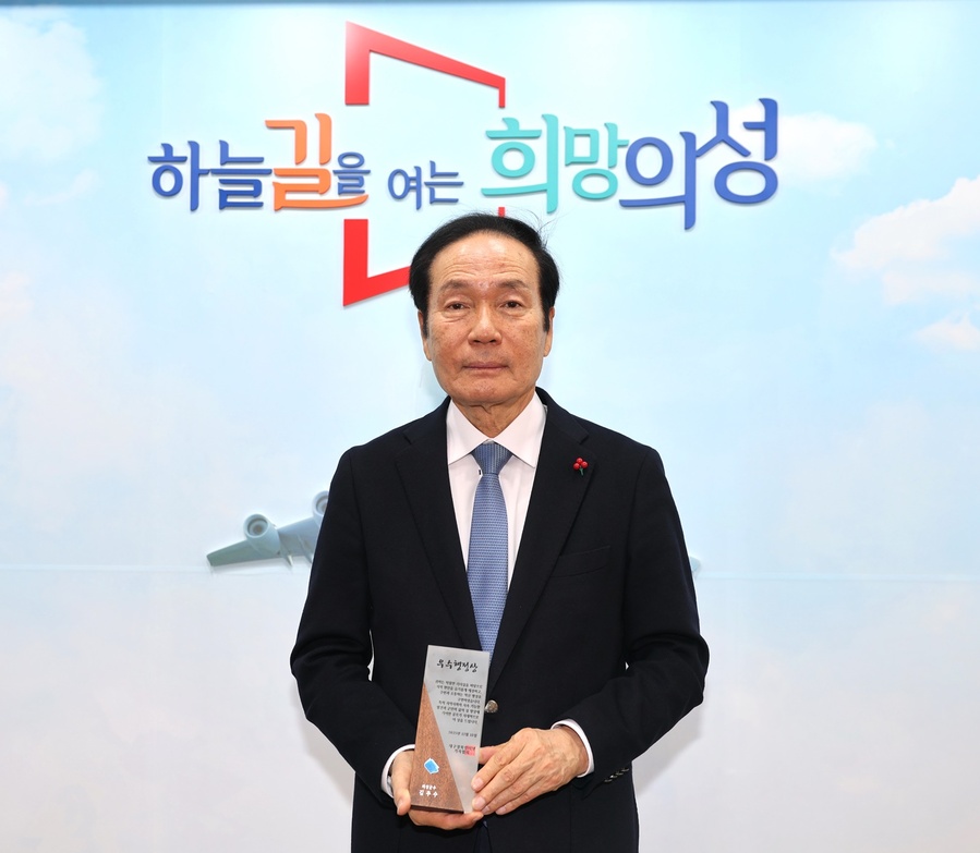 ▲ 김주수 경북 의성군수가 18일 대구 엑스코에서 열린 대구경북인터넷기자협회 정기총회에서 우수 기초단체장에게 수여하는 우수행정상을 지난해에 이어 2년 연속 수상했다.ⓒ대구경북인터넷기자협회